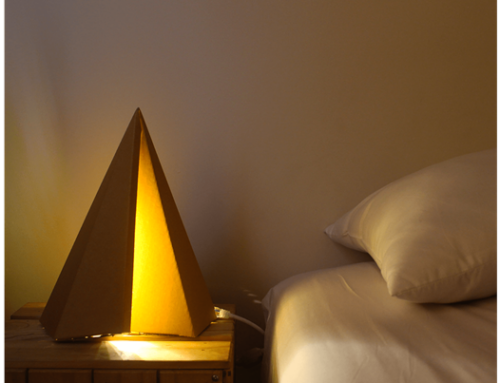 Pyramide lamp van golfkarton